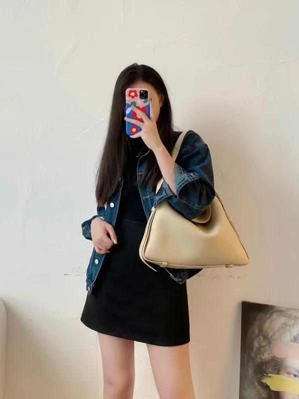 The young lady is carrying BV’s latest armpit bag, she can handle any style